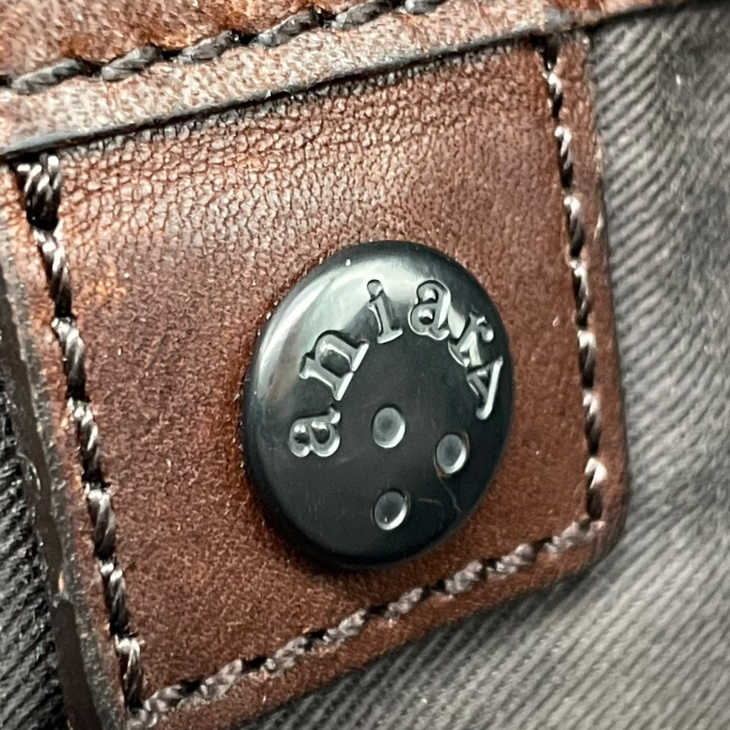 美品 aniary アニアリ ショルダーバッグ カメラバッグ 黒 ブラック パテントレザー ブラック金具 斜め掛け可 クロシェット メンズ レディース Q