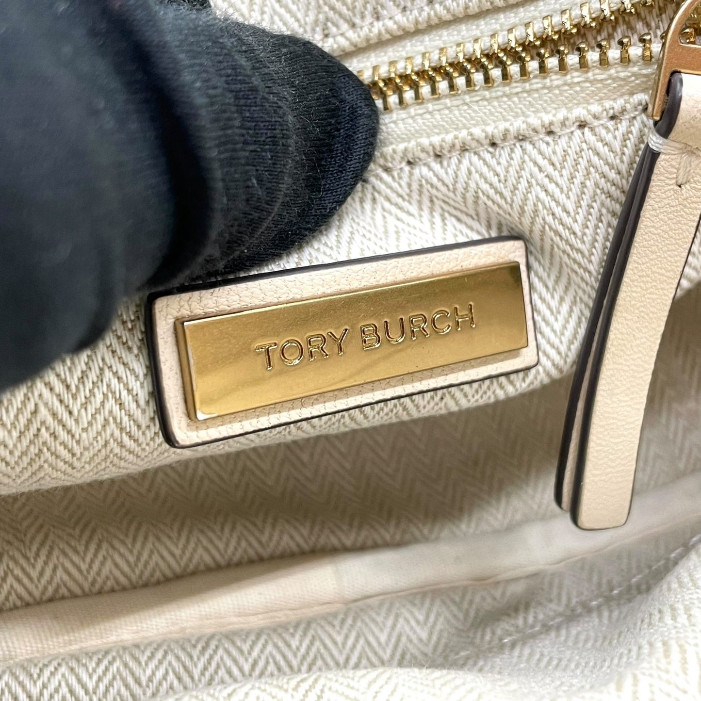 TORY BURCH トリーバーチ キラ カメラバッグ ショルダーバッグ アイボリー ベージュ レザー ゴールド金具 キルティング ロゴ チェーン レディース K9