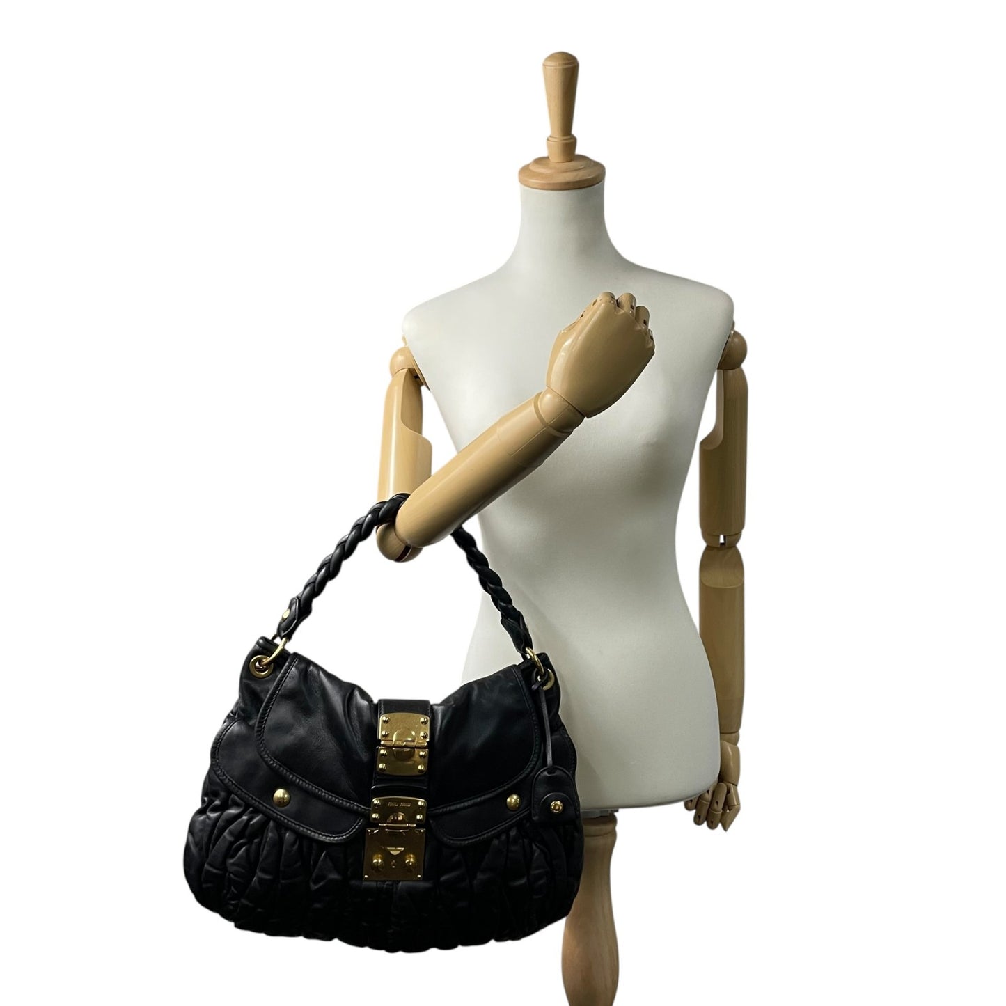 美品 miu miu ミュウミュウ 2WAY ハンドバッグ ショルダーバッグ マトラッセ マテラッセ 黒 ブラック レザー ゴールド金具 ロゴ 斜め掛け レディース C6