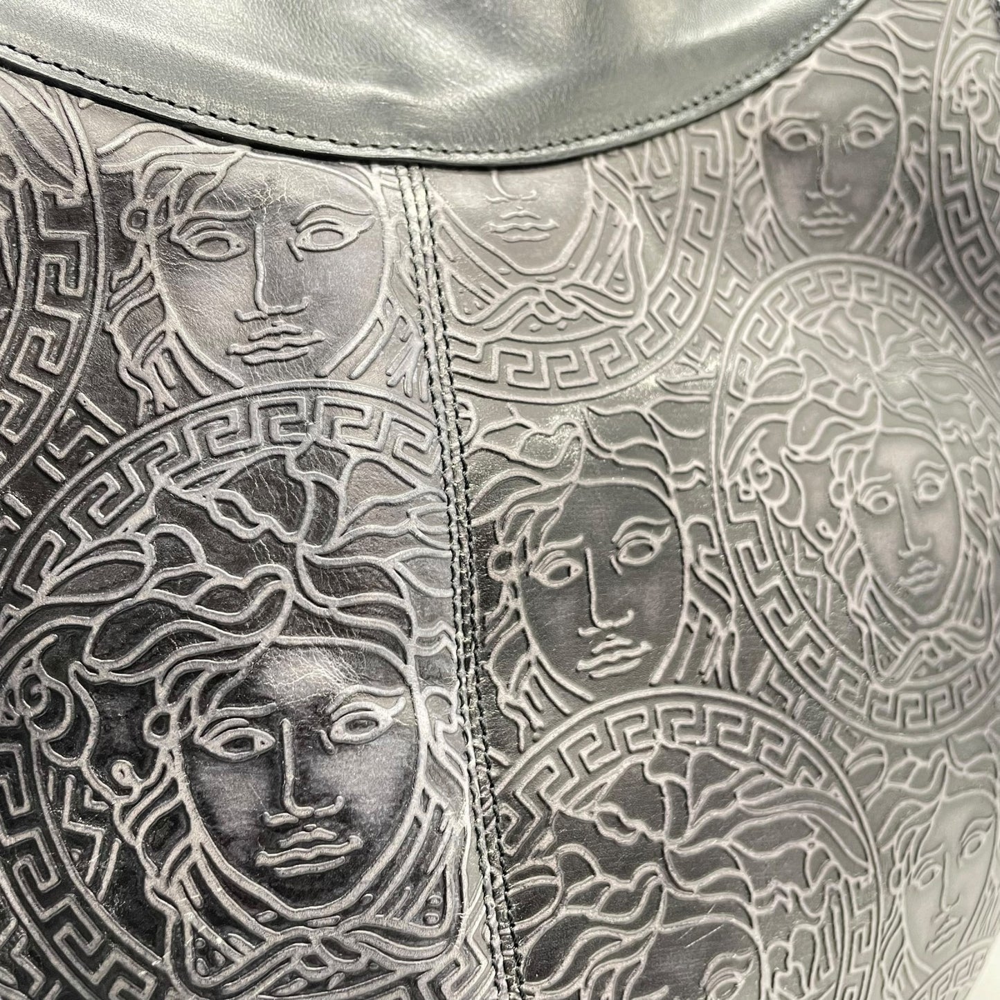 希少 VERSACE ヴェルサーチ メデューサ ワンショルダー ハンドバッグ 黒 ブラック ダークグレー レザー ゴールド金具 総柄 ホーボー 肩掛け可 レディース C4