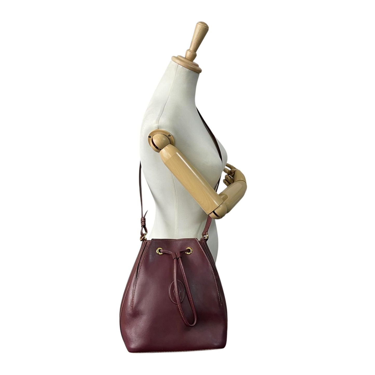 美品 Cartier カルティエ マストライン 巾着型 ショルダーバッグ 赤 ボルドー ワインレッド レザー ゴールド金具 ロゴ 2Cモチーフ 斜め掛け可 レディース ギャランティカード付き K12