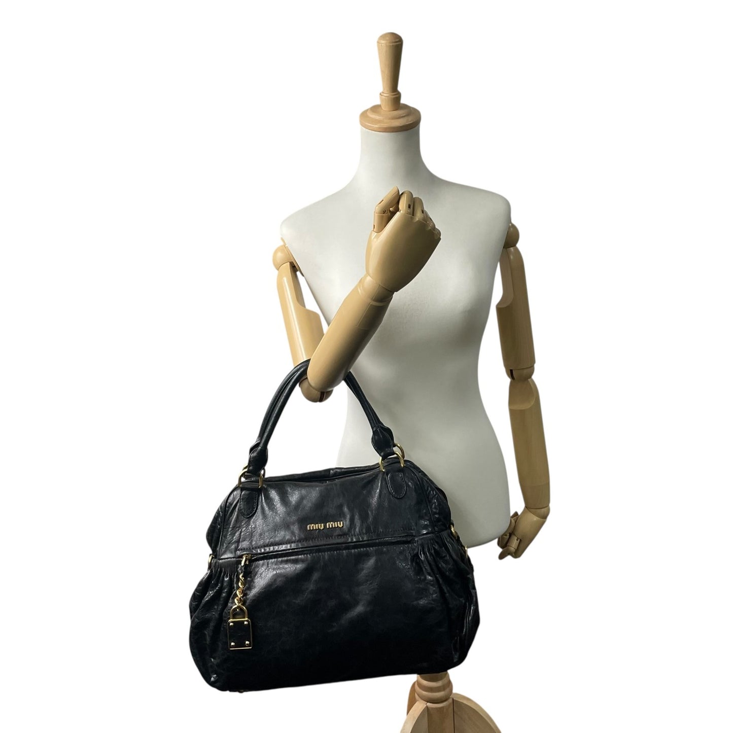 美品 miumiu ミュウミュウ 2WAY ハンドバッグ ショルダーバッグ 黒 ブラック レザー ゴールド金具 肩掛け可 カデナチャーム アーカイブ レディース ヴィンテージ D