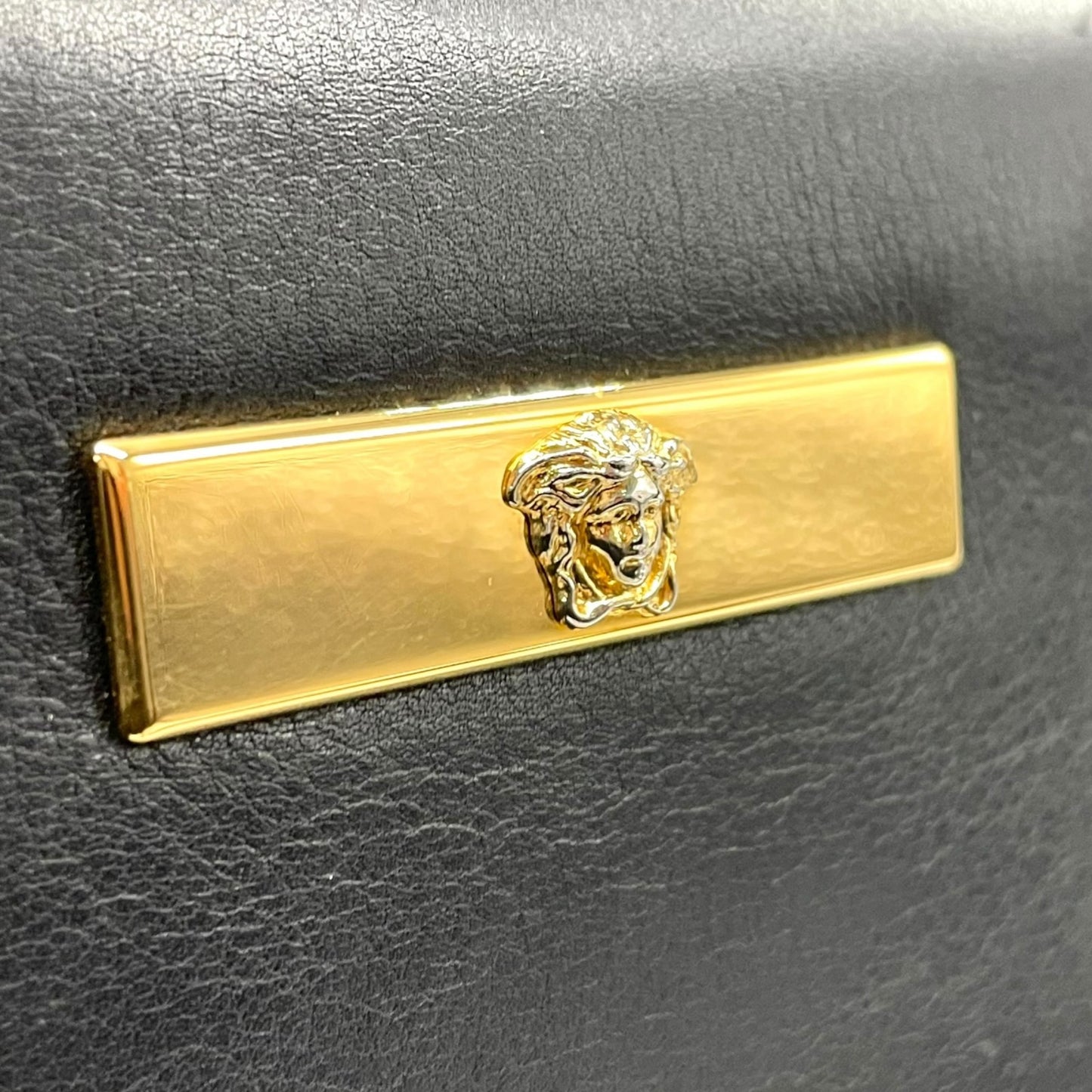 GIANNI VERSACE ジャンニ ヴェルサーチ ワンショルダー ショルダーバッグ メデューサ レザー 黒 ブラック ゴールド金具 肩掛け可 ファスナー開閉 レディース ヴィンテージ Z3