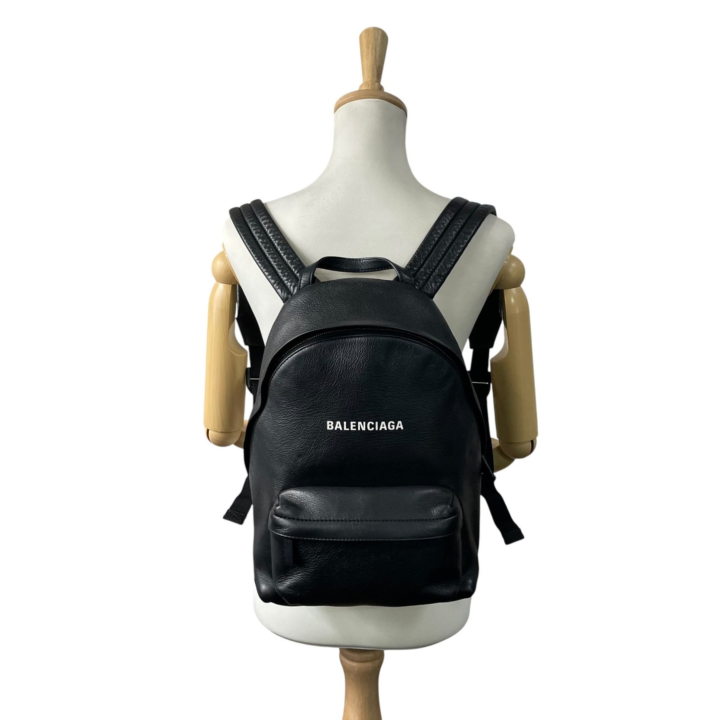 美品 バレンシアガ BALENCIAGA レザー エブリデイ バックパック リュック ブラック 黒 ロゴ入り シンプル 高級感 メンズ レディース ユニセックス C