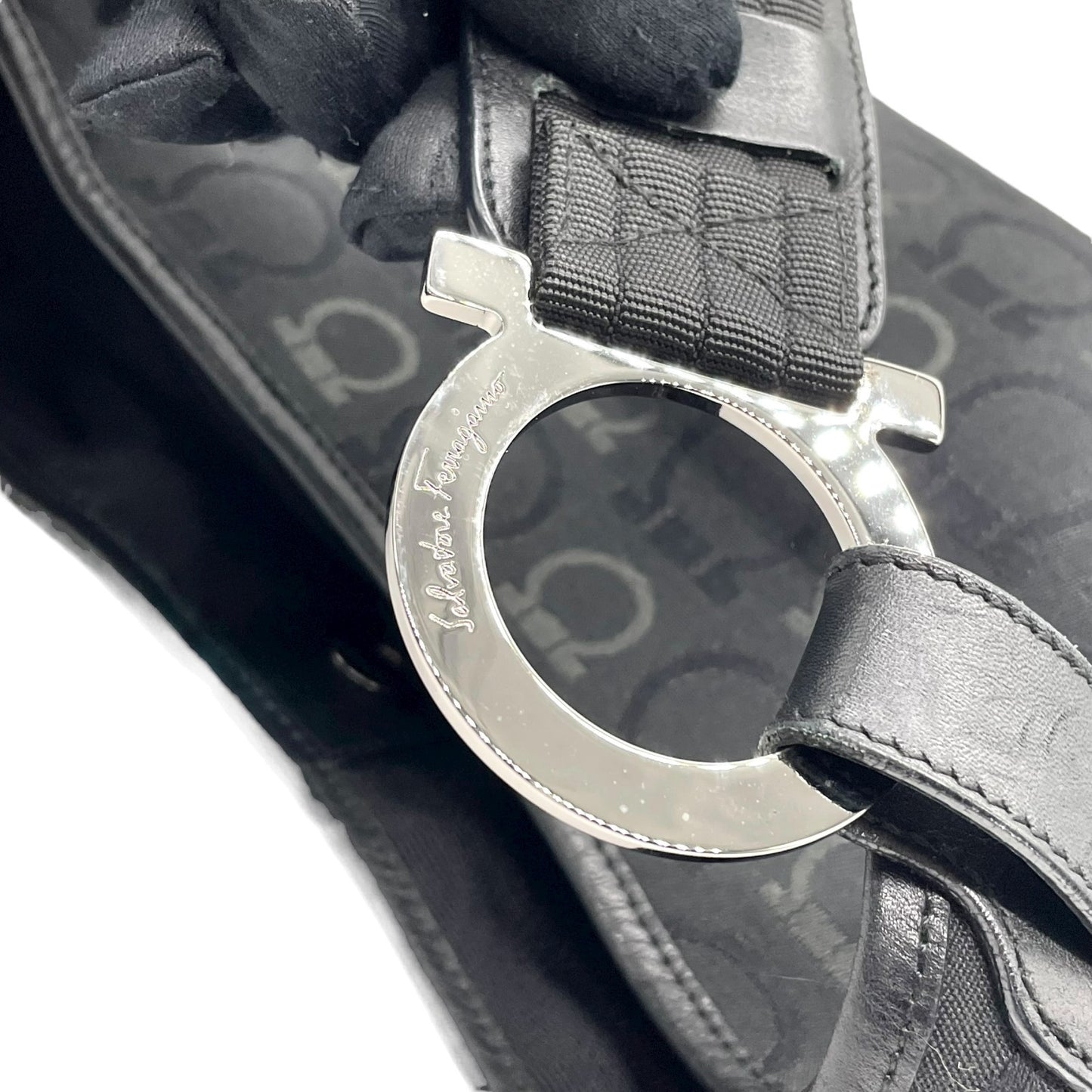 サルヴァトーレ フェラガモ Salvatore Ferragamo ガンチーニ ショルダーバッグ トートバッグ キャンバス 黒 ブラック シルバー金具 ロゴ ワンショルダー C3