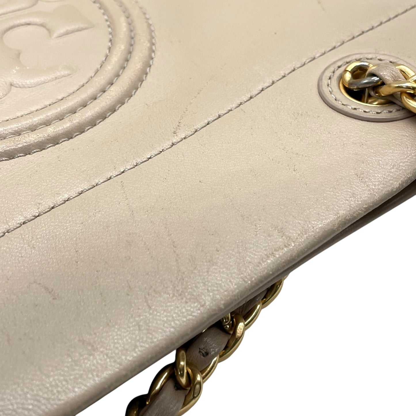 トリーバーチ TORY BURCH レザー トートバッグ チェーンショルダー ベージュ ロゴ エンボス 高級感 E10