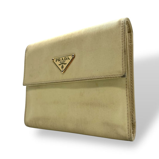 プラダ PRADA 三つ折り財布 コンパクトウォレット ベージュ ナイロン レザー 三角ロゴプレート トライアングルロゴ ゴールド金具 レディース M1