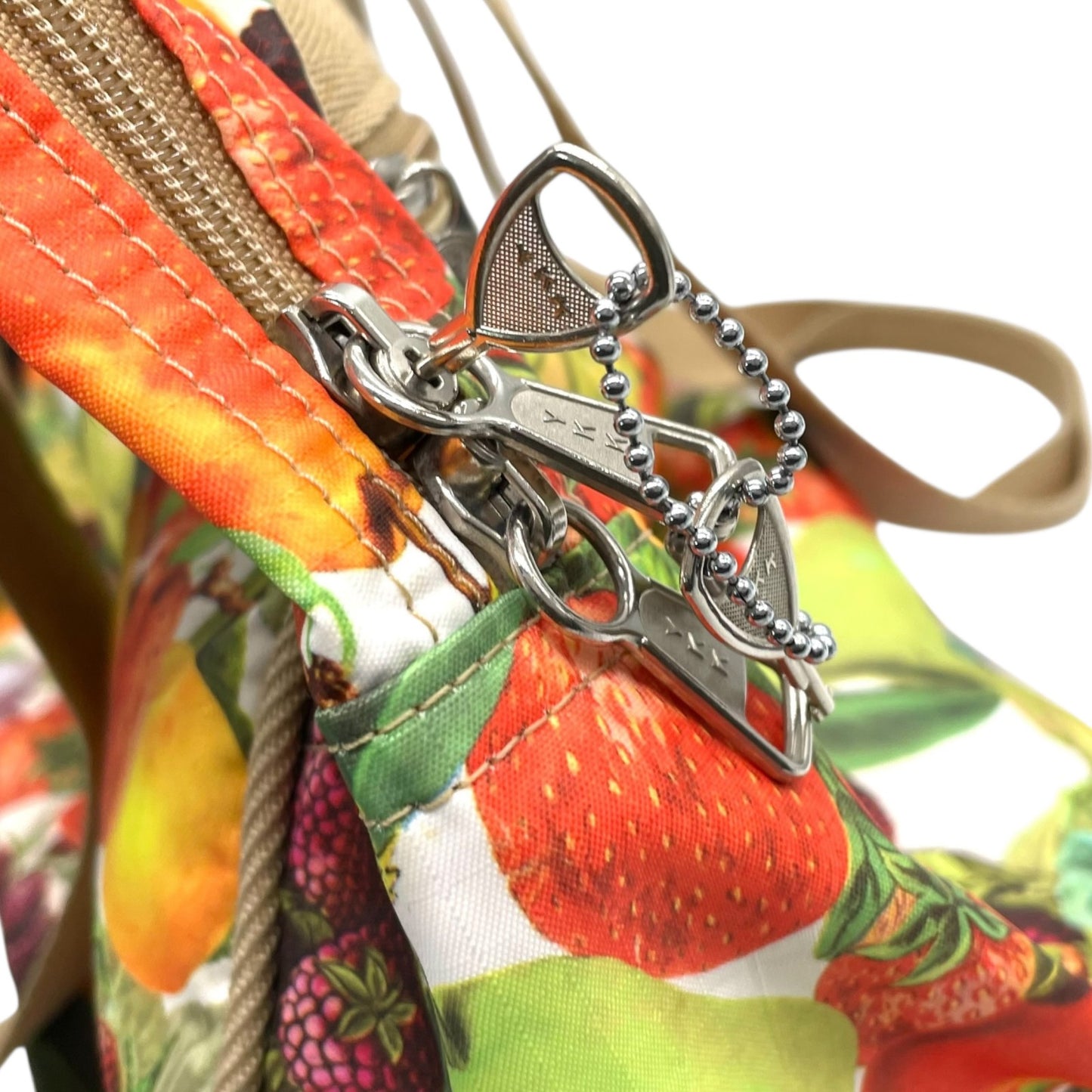 未使用級 LeSportsac レスポートサック ボストンバッグ ナイロン マルチカラー ベージュ 果物 フルーツ柄 総柄 シルバー金具 ロゴ 肩掛け可 レディース S91