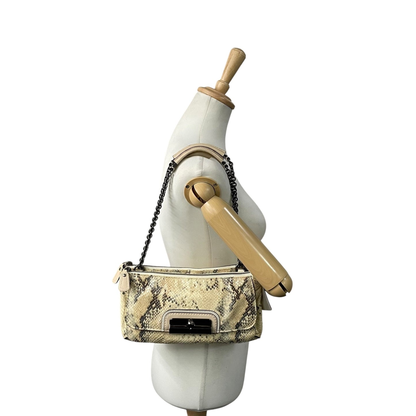 COACH コーチ ハンドバッグ ワンショルダー ベージュ レザー 型押し エンボス チェーンショルダー 肩掛け可 ロゴ チャーム付き レディース S30