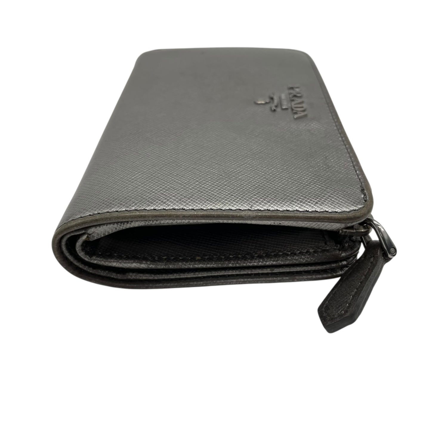 PRADA プラダ 二つ折り財布 コンパクトウォレット メタリックシルバー サフィアーノレザー ロゴ シルバー金具 L字ファスナー レディース W3