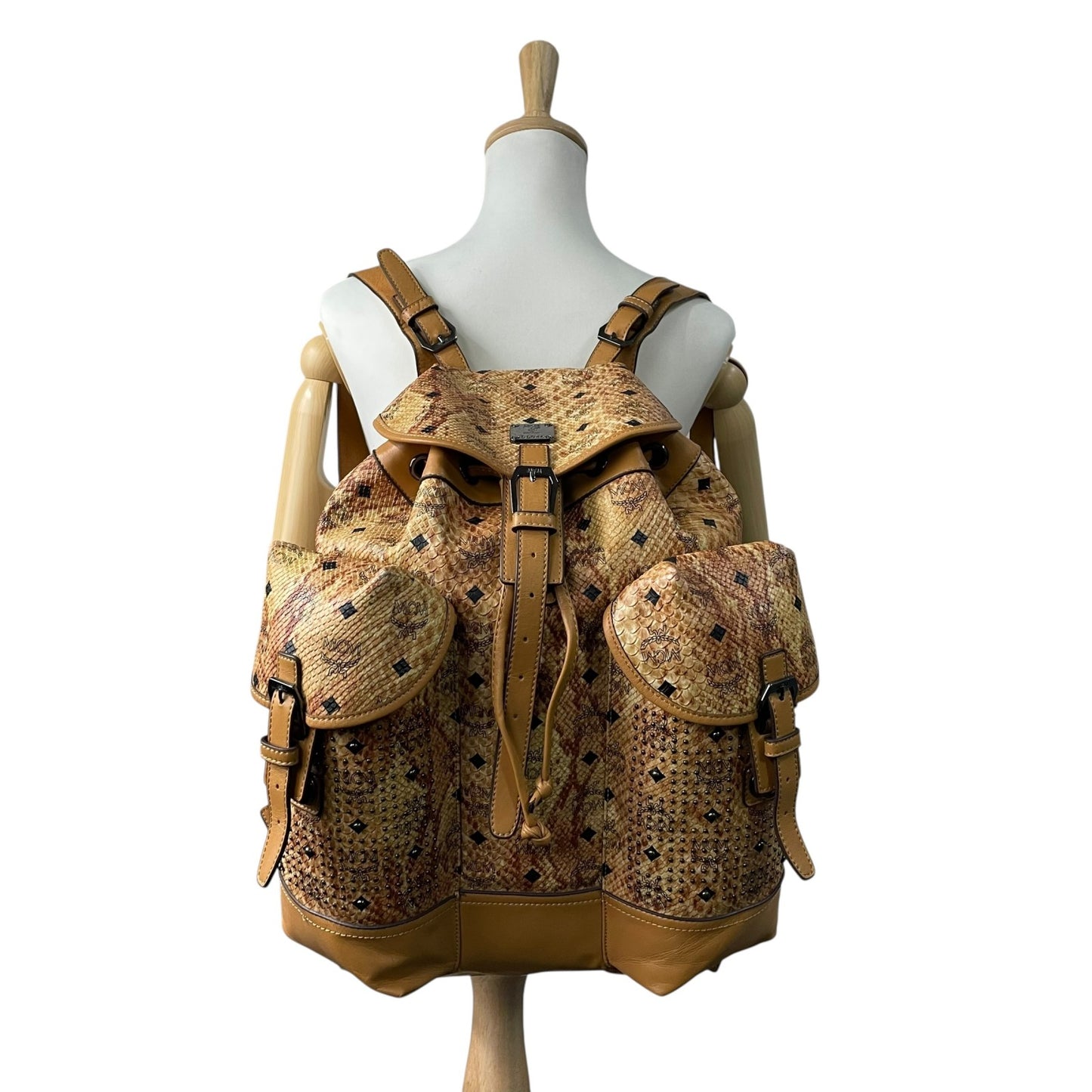 希少 MCM エムシーエム ヴィセトス ロゴグラム リュックサック バックパック 型押し スタッズ ダブルポケット 茶 ブラウン コニャック レザー ブラック金具 レディース R