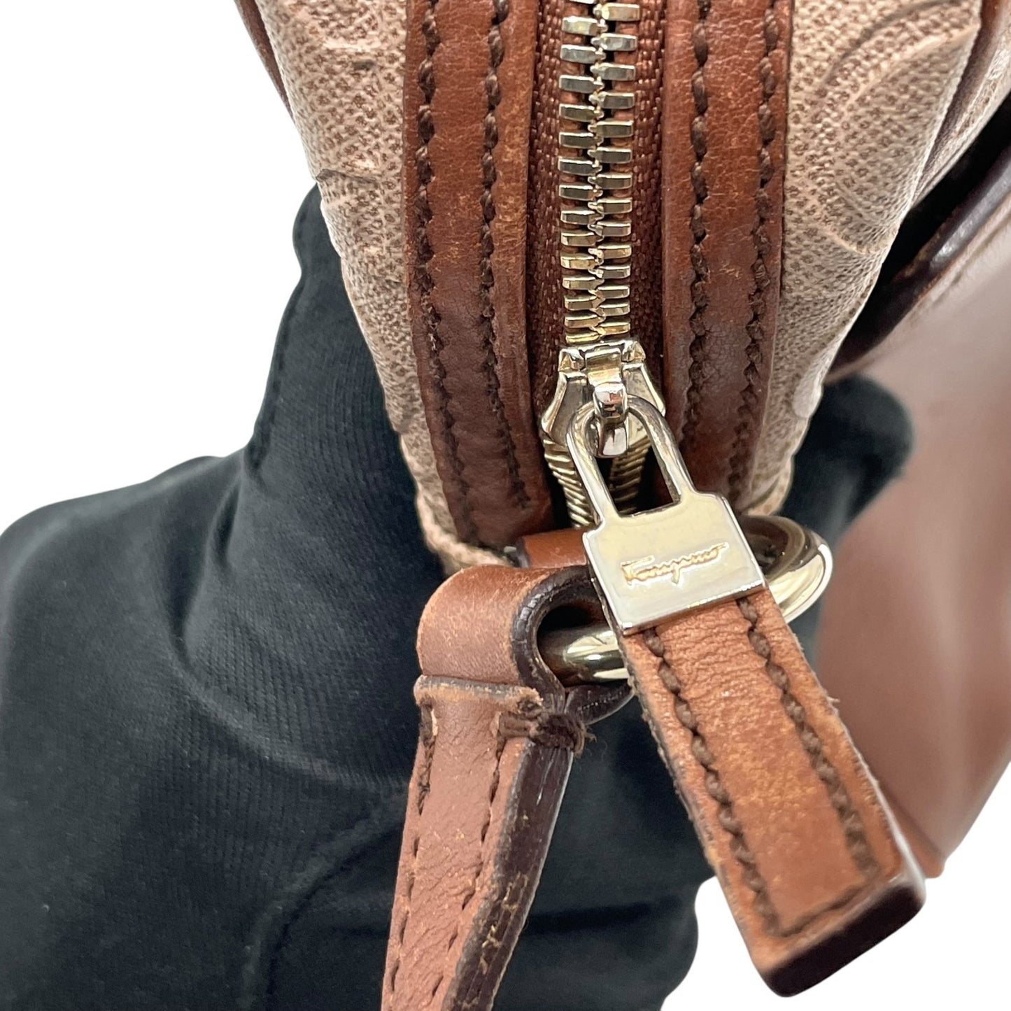 美品 Salvatore Ferragamo フェラガモ ガンチーニ ショルダーバッグ PVC レザー ベージュ ブラウン ゴールド金具 クロスボディ ポシェット 斜め掛け レディース K11