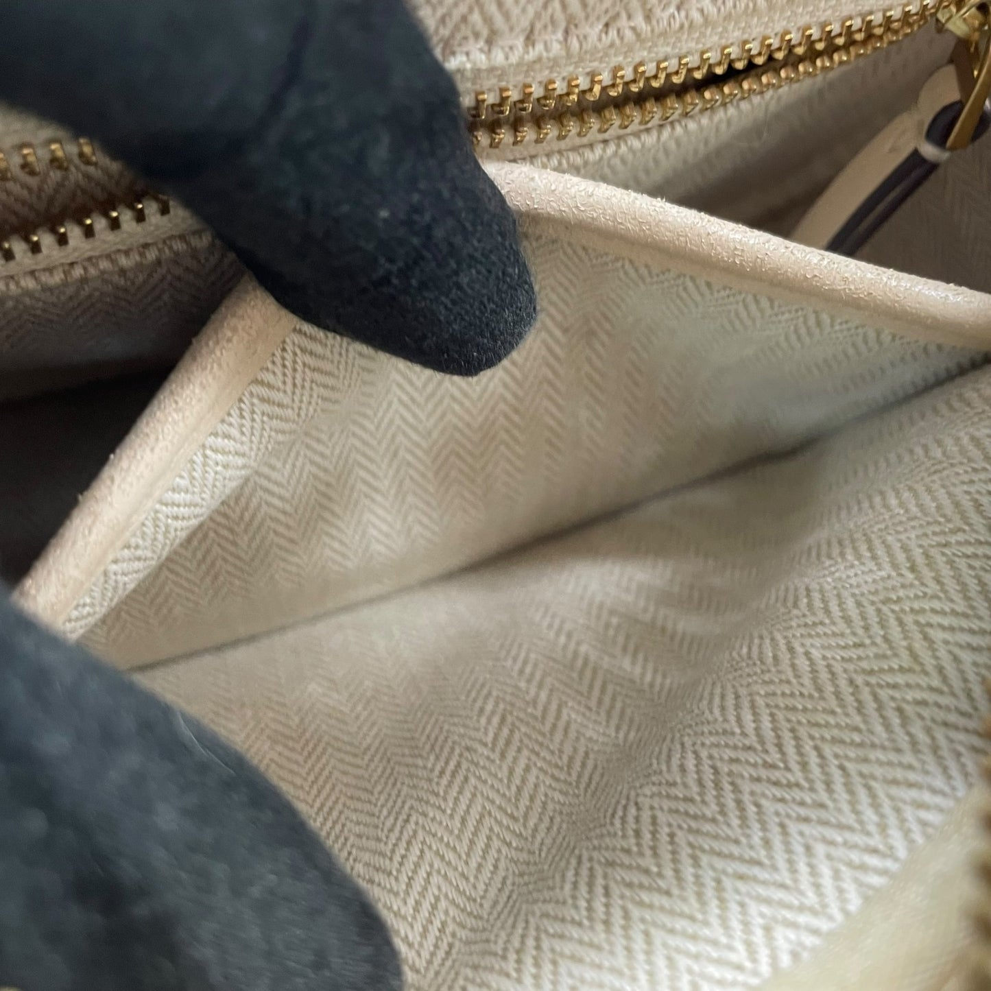 TORY BURCH トリーバーチ キラ カメラバッグ ショルダーバッグ アイボリー ベージュ レザー ゴールド金具 キルティング ロゴ チェーン レディース K9