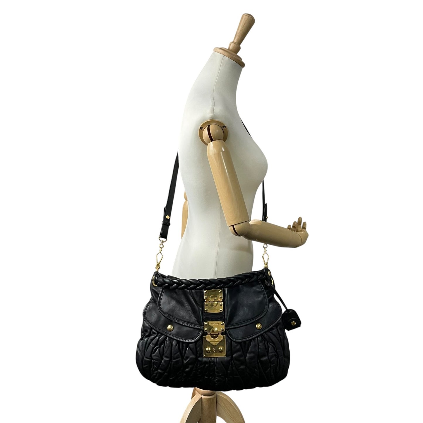 美品 miu miu ミュウミュウ 2WAY ハンドバッグ ショルダーバッグ マトラッセ マテラッセ 黒 ブラック レザー ゴールド金具 ロゴ 斜め掛け レディース C6