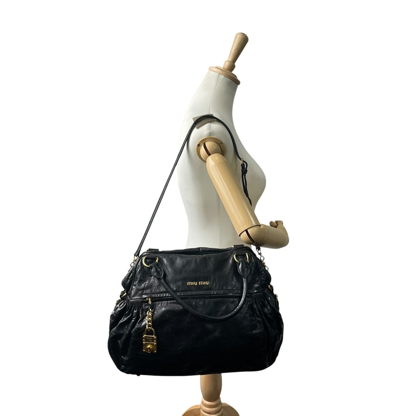 美品 miumiu ミュウミュウ 2WAY ハンドバッグ ショルダーバッグ 黒 ブラック レザー ゴールド金具 肩掛け可 カデナチャーム アーカイブ レディース ヴィンテージ D