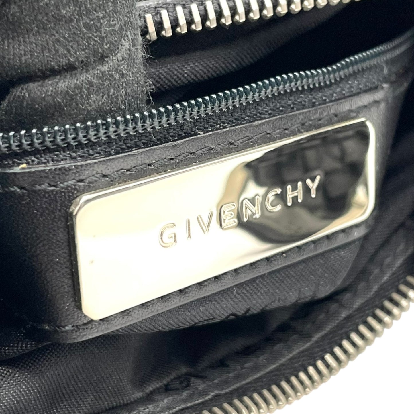 美品 ジバンシー ジバンシィ GIVENCHY ブラック 黒 ワンショルダー ショルダーバッグ ナイロン×レザー タッセル付き シルバー金具 高級 ハンドバッグ レディース K11