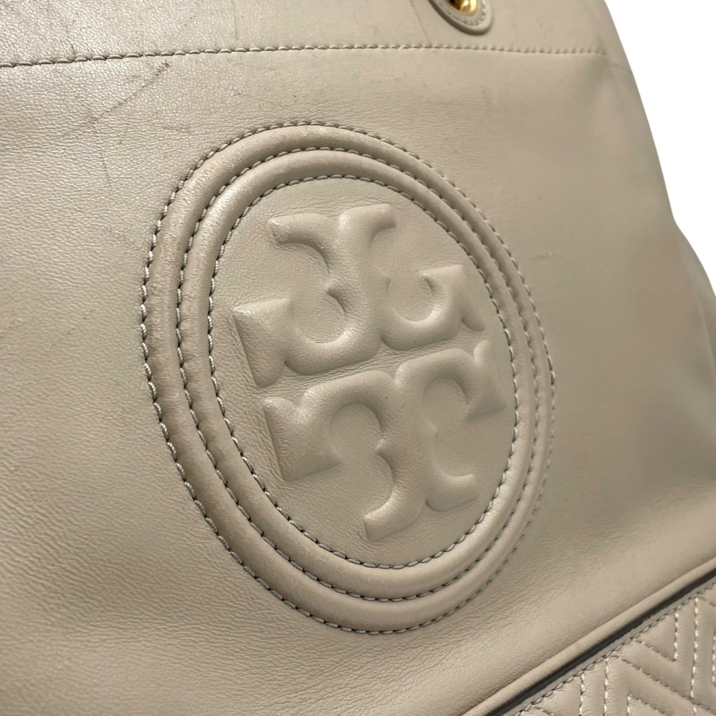 トリーバーチ TORY BURCH レザー トートバッグ チェーンショルダー ベージュ ロゴ エンボス 高級感 E10