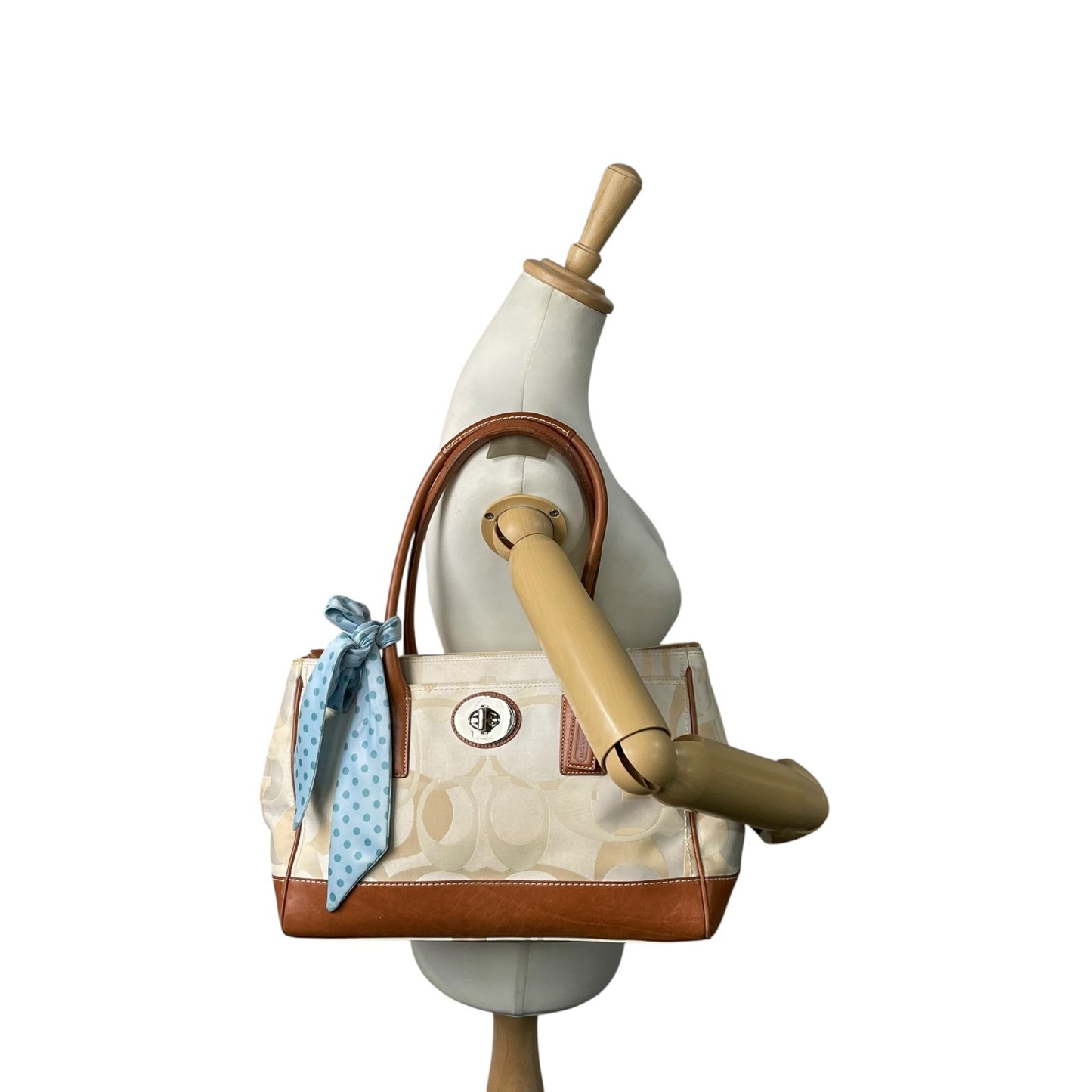 コーチ COACH シグネチャー ハンドバッグ トートバッグ 白 ホワイト 茶 ブラウン キャンバス レザー シルバー金具 ターンロック ロゴチャーム付き スカーフ付き 肩掛け可 レディース T1