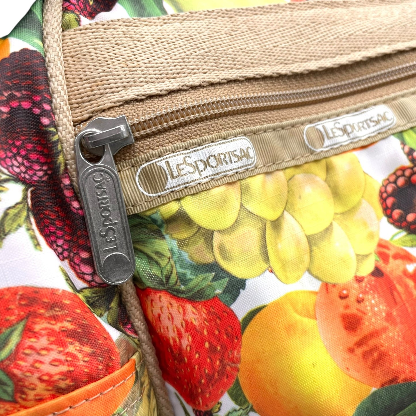 未使用級 LeSportsac レスポートサック ボストンバッグ ナイロン マルチカラー ベージュ 果物 フルーツ柄 総柄 シルバー金具 ロゴ 肩掛け可 レディース S91