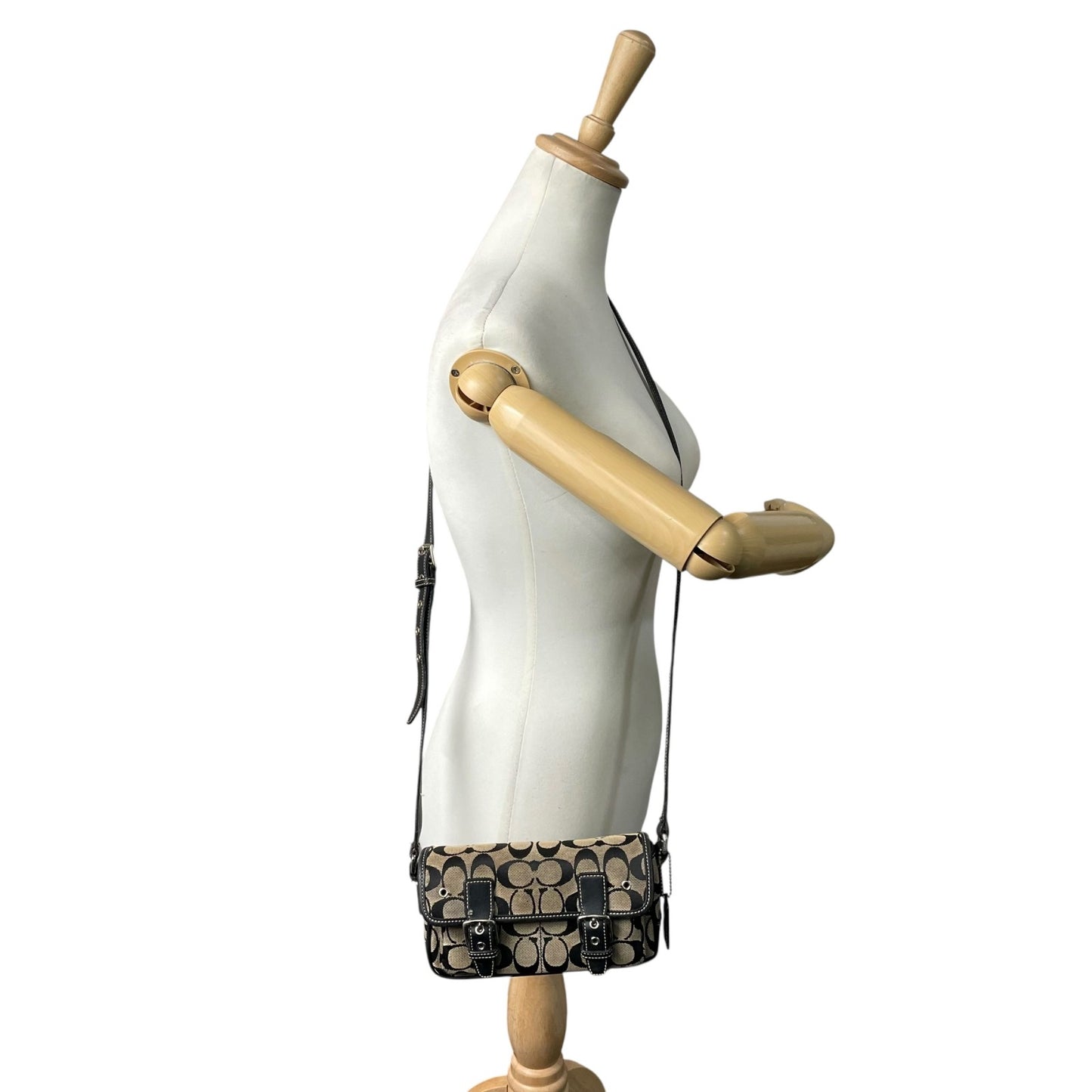 COACH コーチ ショルダーバッグ シグネチャー キャンバス レザー 黒 ブラック ベージュ シルバー金具 フラップ ベルト 横長 Y2K ミニバッグ 斜め掛け可 レディース S6