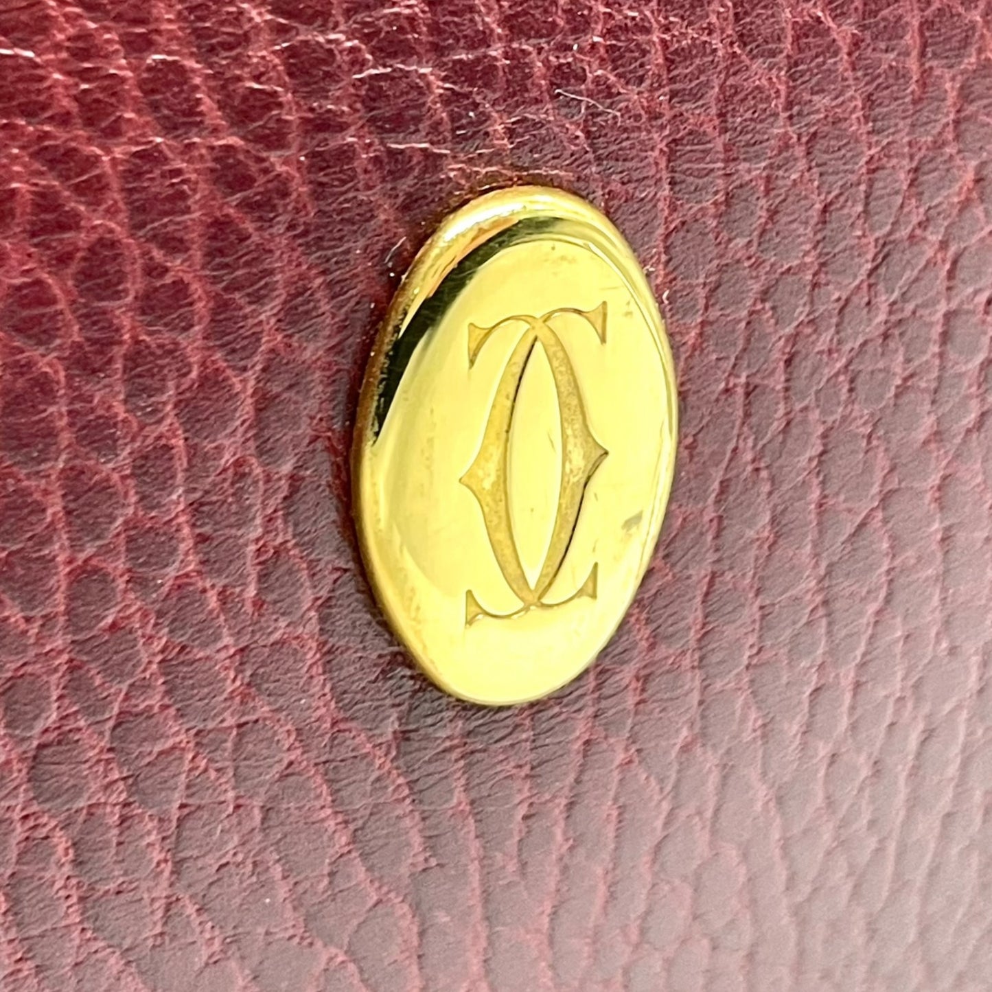 美品 カルティエ Cartier マストライン ショルダーバッグ ワンショルダー 赤 ボルドー ワインレッド レザー ゴールド金具 トリニティ 2Cモチーフ 肩掛け可 斜め掛け可 レディース B4