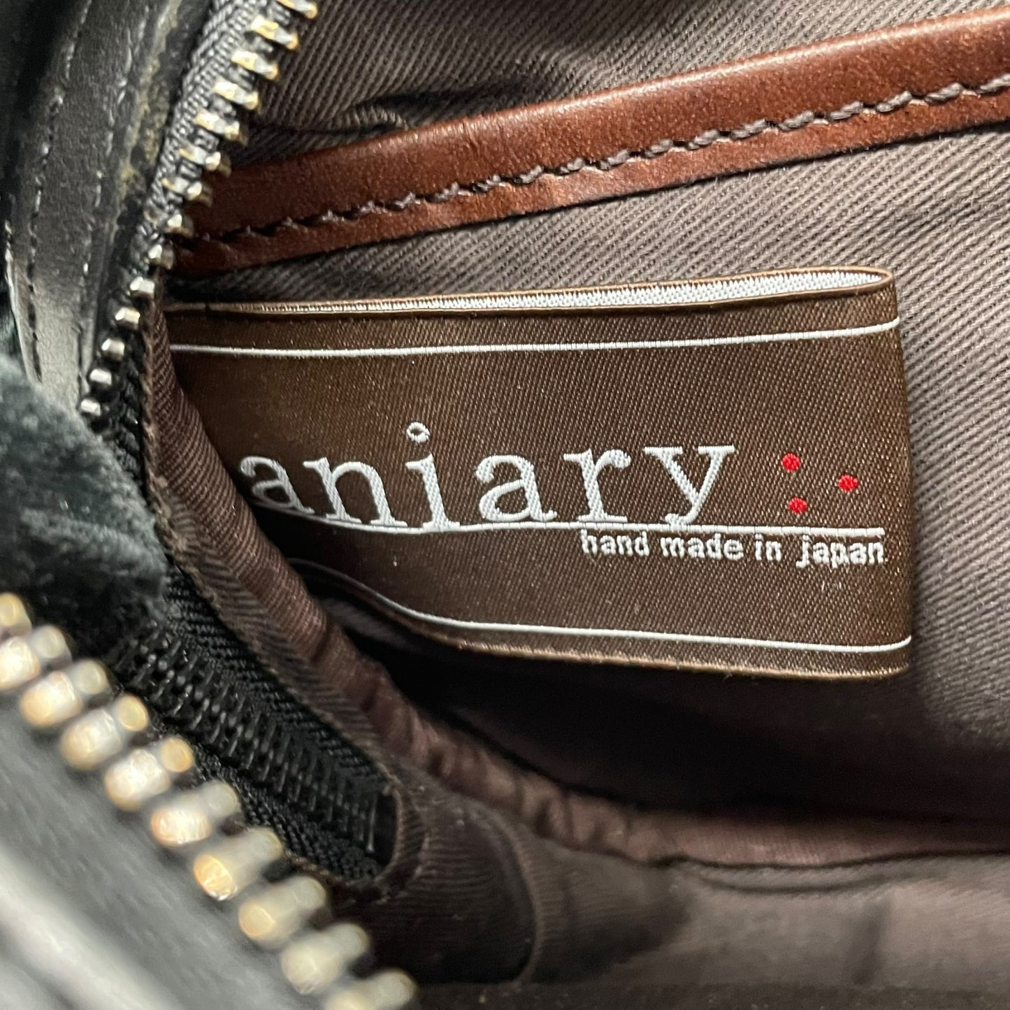 美品 aniary アニアリ ショルダーバッグ カメラバッグ 黒 ブラック パテントレザー ブラック金具 斜め掛け可 クロシェット メンズ レディース Q