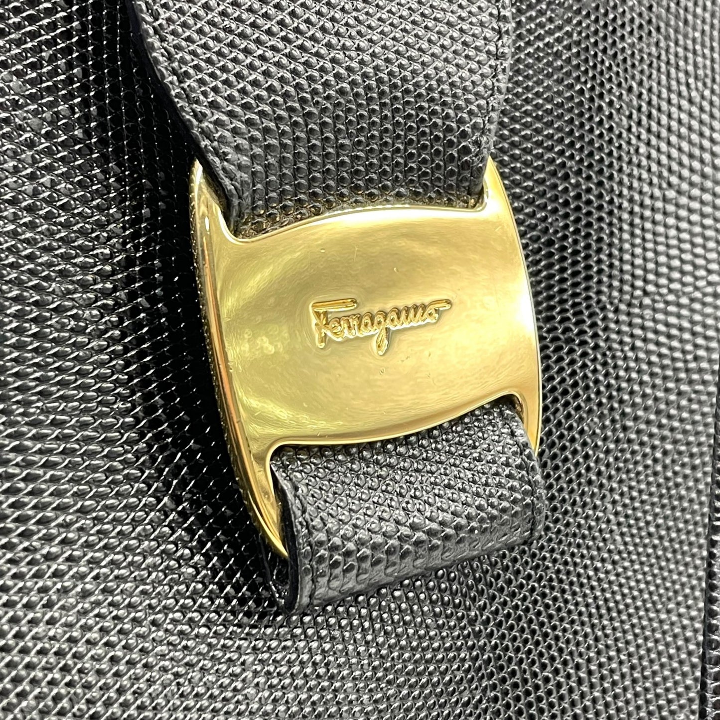Salvatore Ferragamo フェラガモ ヴァラリボン トートバッグ ワンショルダー レザー トカゲ型押し 黒 ブラック ゴールド金具 肩掛け可 サルヴァトーレフェラガモ レディース E