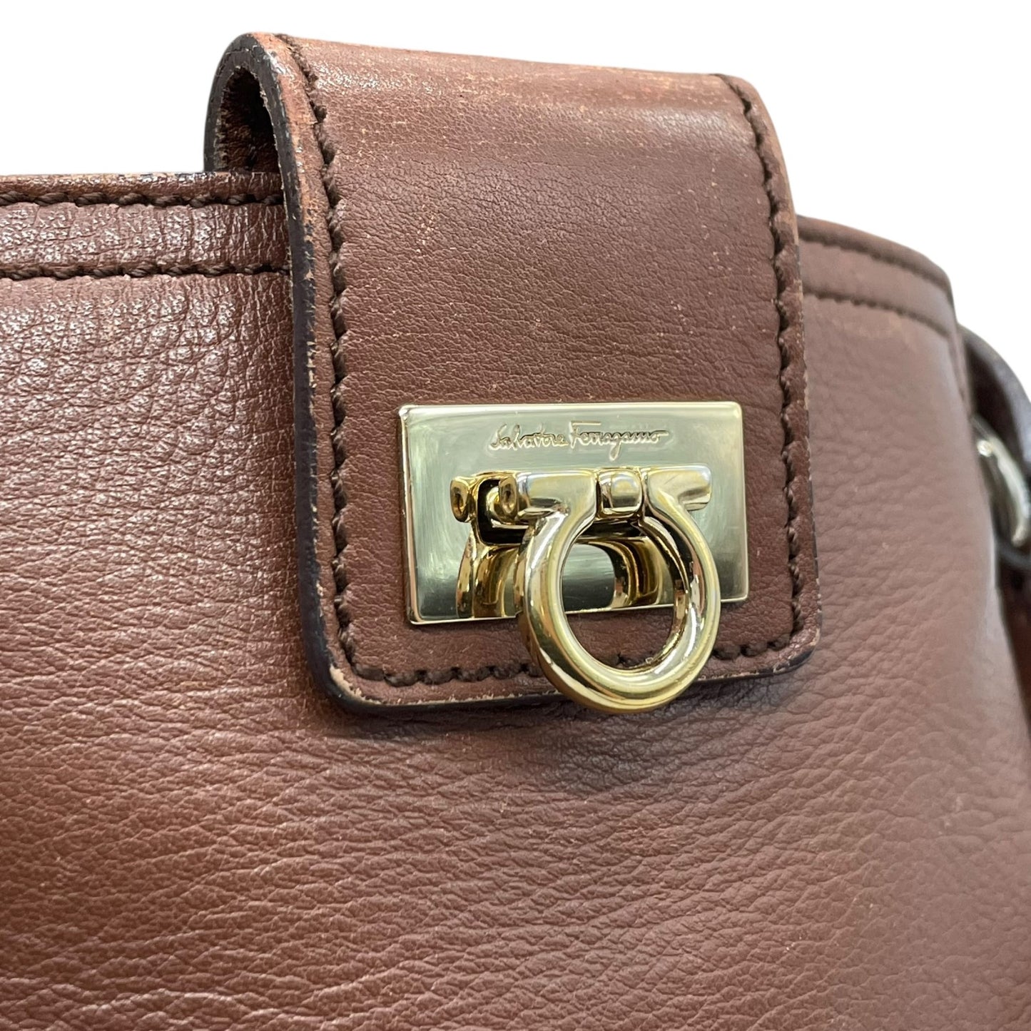 美品 Salvatore Ferragamo フェラガモ ガンチーニ ショルダーバッグ PVC レザー ベージュ ブラウン ゴールド金具 クロスボディ ポシェット 斜め掛け レディース K11