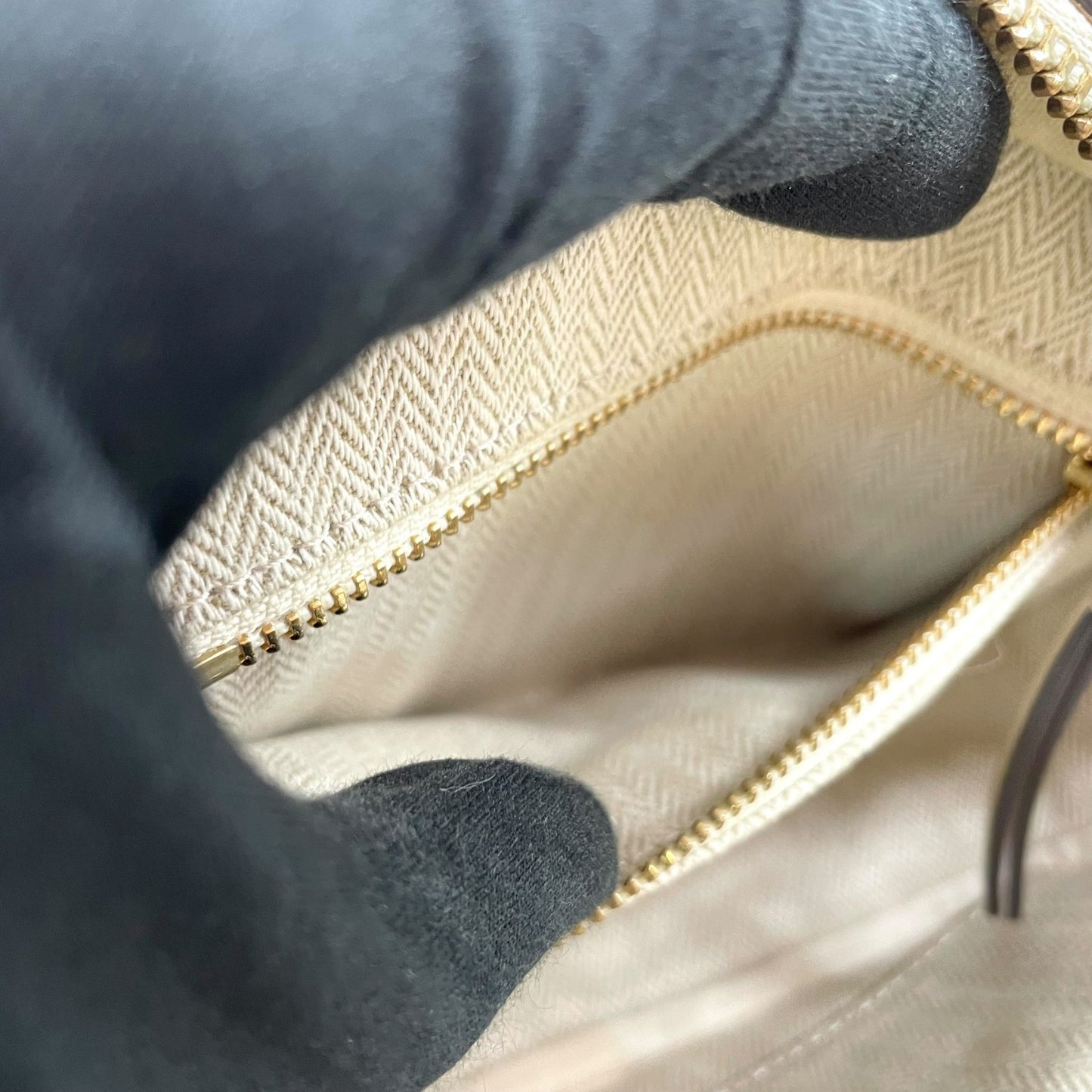 TORY BURCH トリーバーチ キラ カメラバッグ ショルダーバッグ アイボリー ベージュ レザー ゴールド金具 キルティング ロゴ チェーン レディース K9