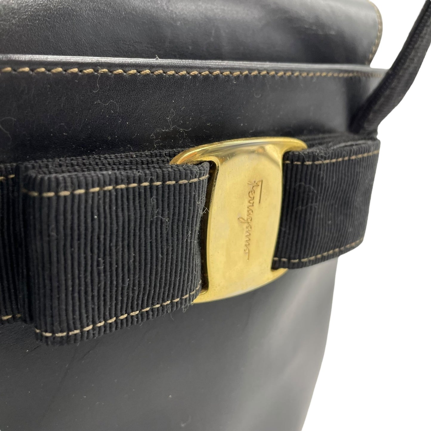 Salvatore Ferragamo サルヴァトーレ フェラガモ BA216161 ハンドバッグ ヴァラリボン 黒 ブラック レザー ゴールド金具 バケツ型 ヴィンテージ レディース B4