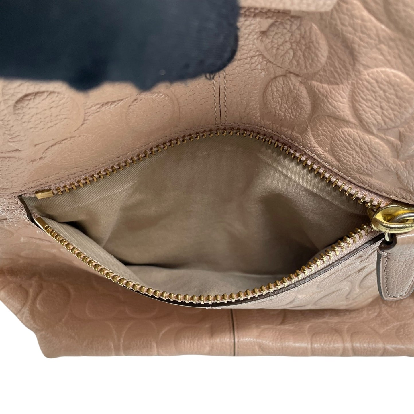 コーチ COACH ショルダーバッグ シグネチャー型押しレザー タッセル付き ベージュ ホーボー トート T3