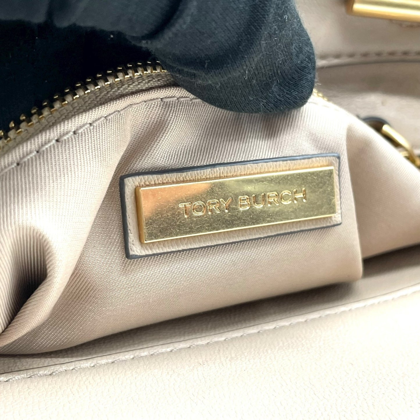 トリーバーチ TORY BURCH レザー トートバッグ チェーンショルダー ベージュ ロゴ エンボス 高級感 E10