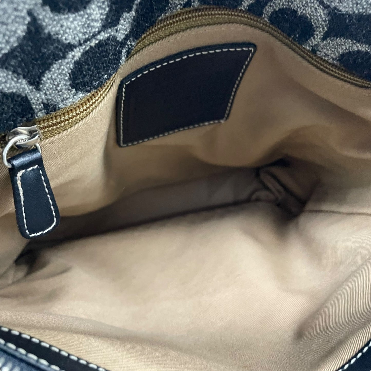 美品 COACH コーチ シグネチャー トートバッグ ハンドバッグ 黒 ブラック グレー ウール レザー シルバー金具 ロゴ ファスナー開閉 レディース S11