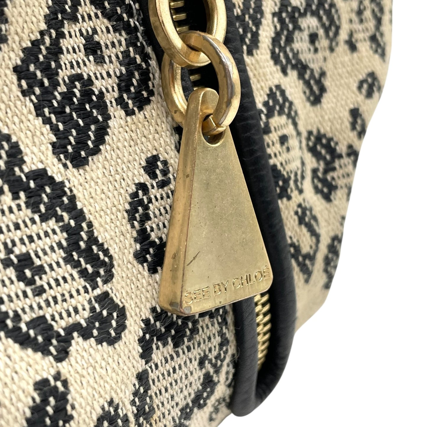 SEE BY CHLOE シーバイクロエ ショルダーバッグ 白 アイボリー 黒 ブラック レオパード ヒョウ柄 キャンバス レザー ゴールド金具 タッセル 斜め掛け可 レディース E5