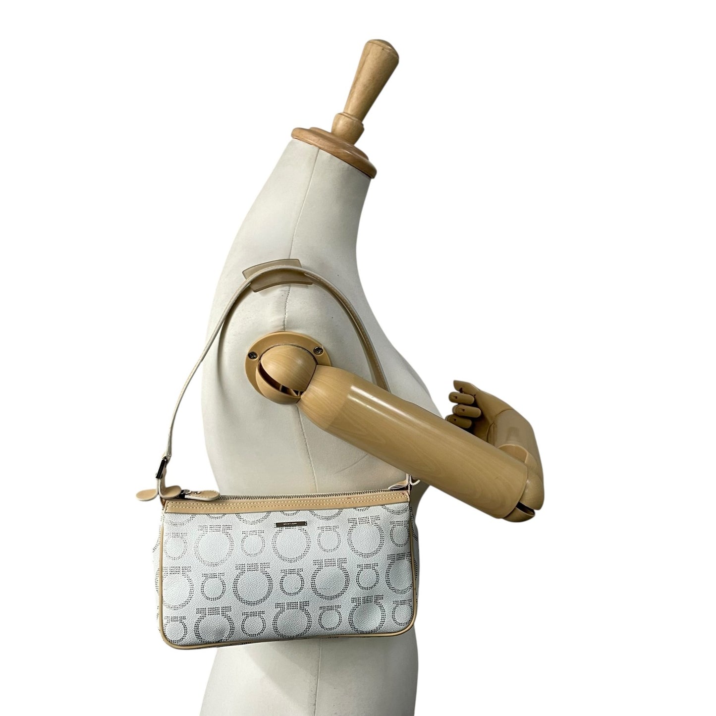 フェラガモ Salvatore Ferragamo ハンドバッグ アクセサリーポーチ ミニバッグ ガンチーニ AU-21 7497 グレー ベージュ レザー シルバー金具 ロゴ ワンショルダー 肩掛け可 レディース C5