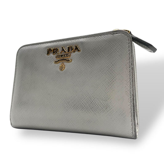 プラダ PRADA 財布 二つ折り財布 サフィアーノ メタル シルバー 金金具 ゴールド金具 レザー コンパクトウォレット ミニ財布 W4