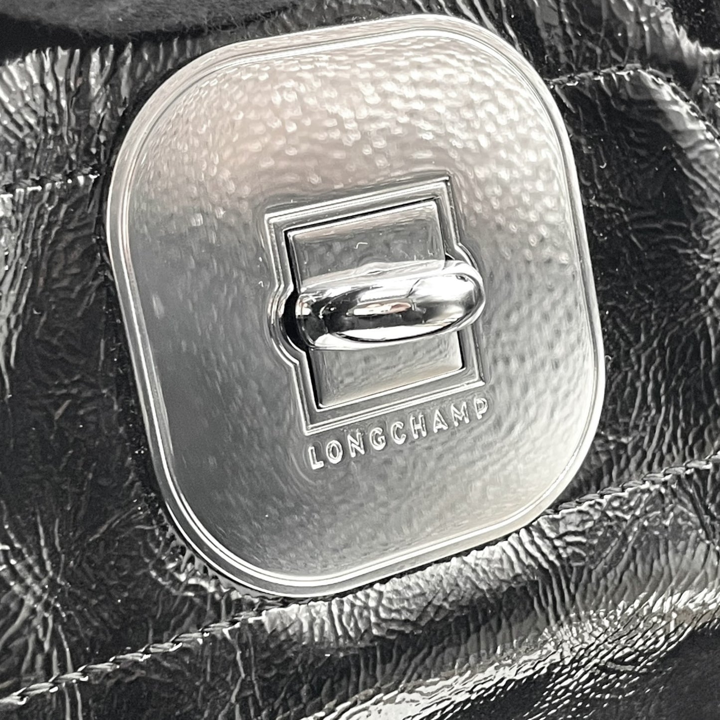 LONGCHAMP ロンシャン パテントレザー ハンドバッグ ブラック シルバー金具 エンボスホース ロゴ入り フロントジップ フランス製 A5