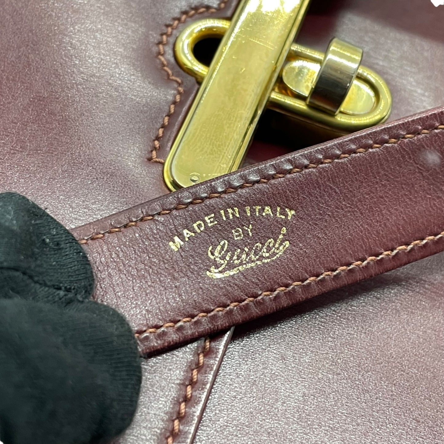 GUCCI グッチ ショルダーバッグ レザー 赤 ボルドー ワインレッド ゴールド金具 肩掛け可 斜め掛け可 ターンロック ヴィンテージ オールドグッチ レディース Z3