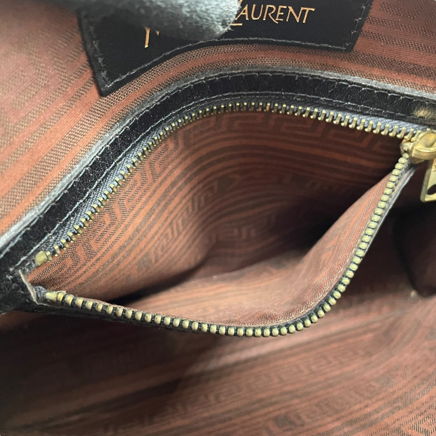 YVES SAINT LAURENT イヴサンローラン クラッチバッグ 黒 ブラック レザー ゴールド金具 ロゴ型押し ファスナー開閉 セカンドバッグ メンズ ヴィンテージ S97