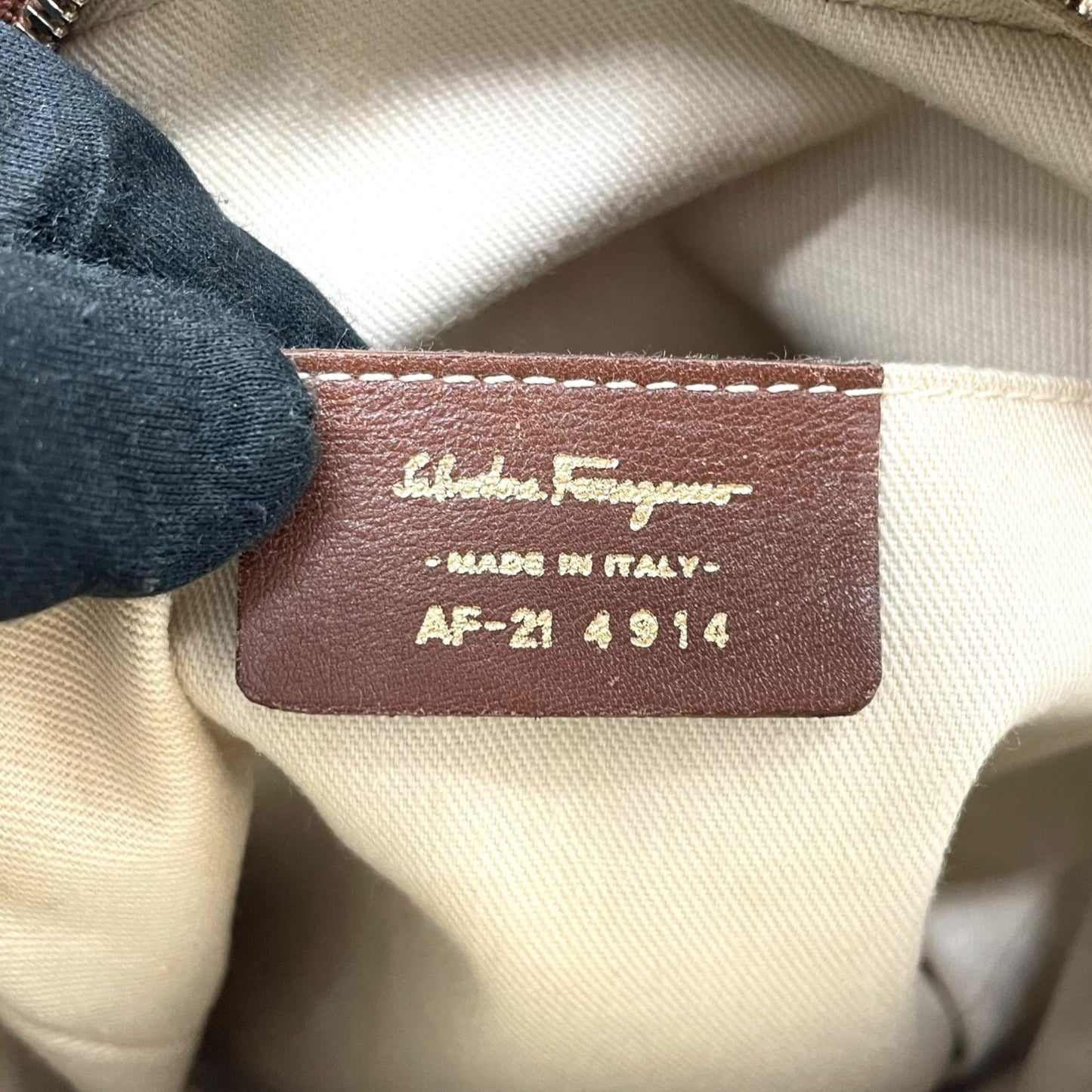 美品 Salvatore Ferragamo フェラガモ ガンチーニ ショルダーバッグ PVC レザー ベージュ ブラウン ゴールド金具 クロスボディ ポシェット 斜め掛け レディース K11