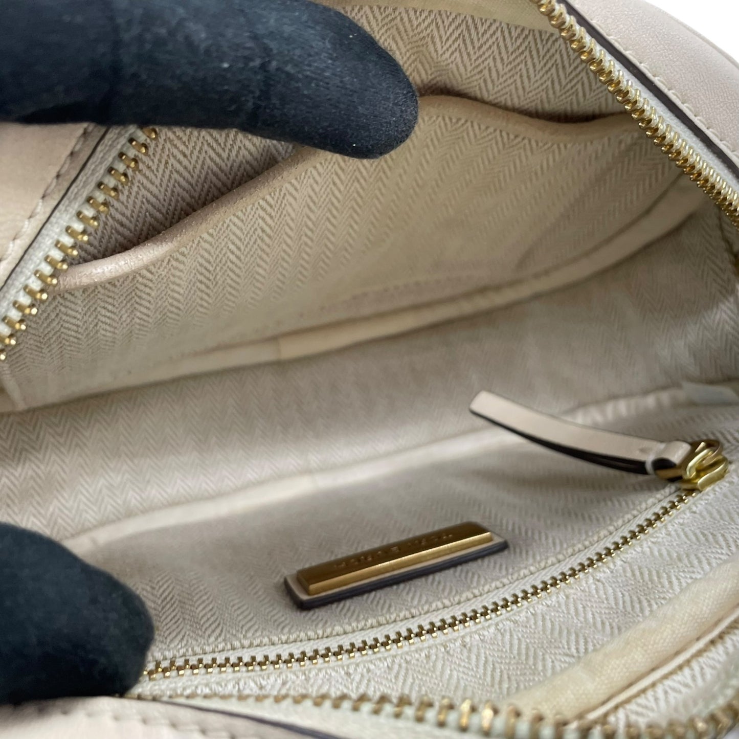 TORY BURCH トリーバーチ キラ カメラバッグ ショルダーバッグ アイボリー ベージュ レザー ゴールド金具 キルティング ロゴ チェーン レディース K9