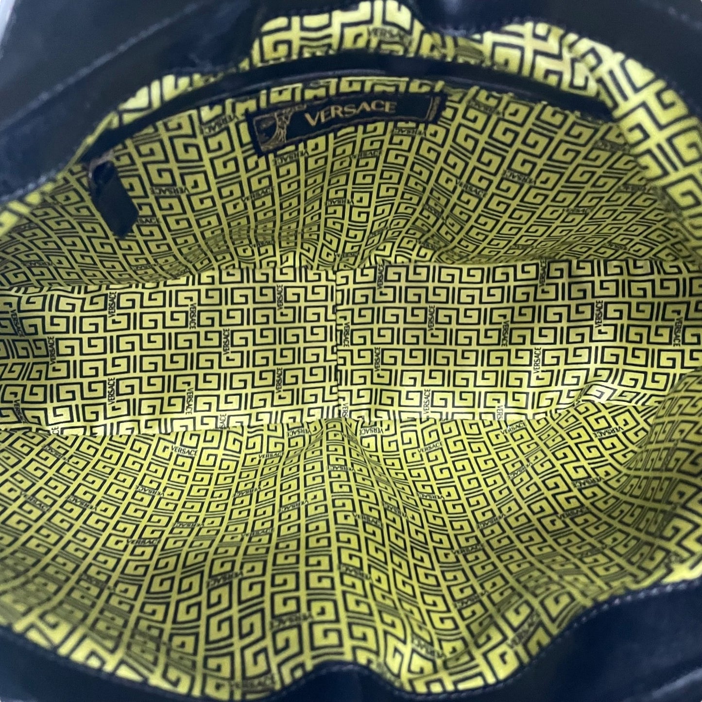 希少 VERSACE ヴェルサーチ メデューサ ワンショルダー ハンドバッグ 黒 ブラック ダークグレー レザー ゴールド金具 総柄 ホーボー 肩掛け可 レディース C4