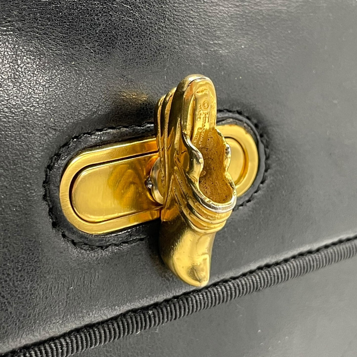 Salvatore Ferragamo フェラガモ ショルダーバッグ ブラック レザー ゴールド金具 斜め掛け可 ヴィンテージ レディース B