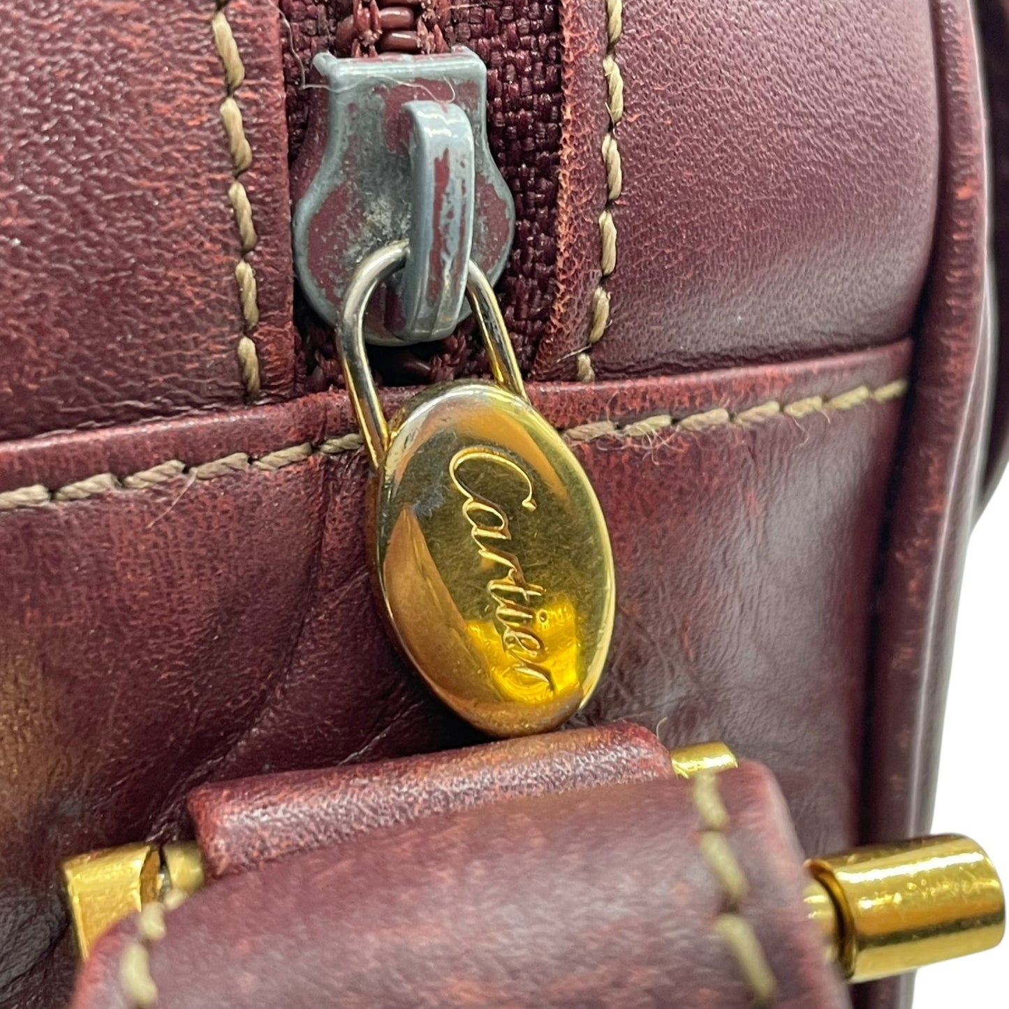 美品 Cartier カルティエ マストライン ショルダーバッグ 赤 ボルドー ワインレッド レザー ゴールド金具 ロゴ 2Cモチーフ カメラバッグ 斜め掛け可 レディース Z1