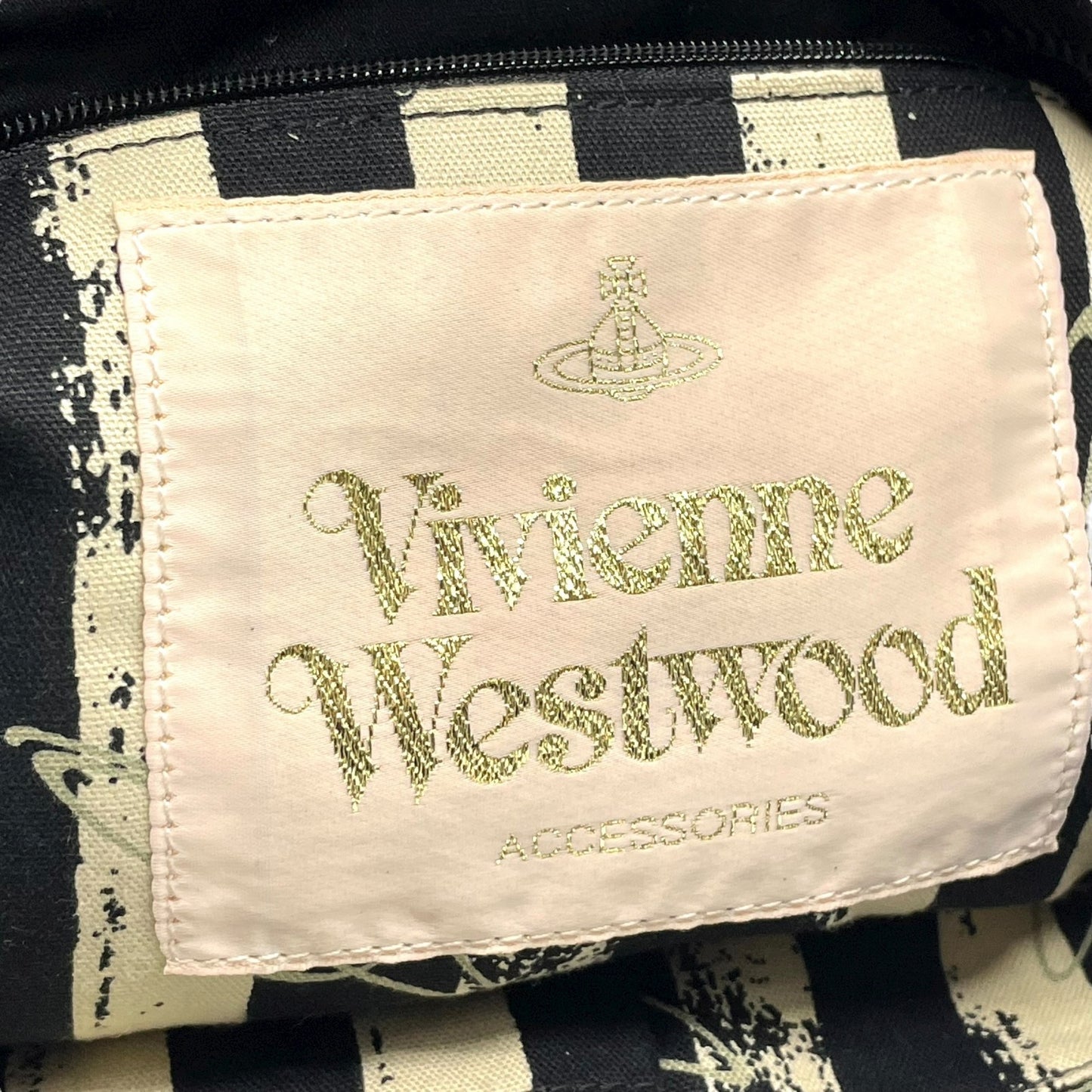 未使用級 ヴィヴィアンウエストウッド Vivienne Westwood オーブ ロゴ ハンドバッグ ワンショルダー ホーボーバッグ タッセル付き フリンジ 黒 ブラック レザー ゴールド金具 C8