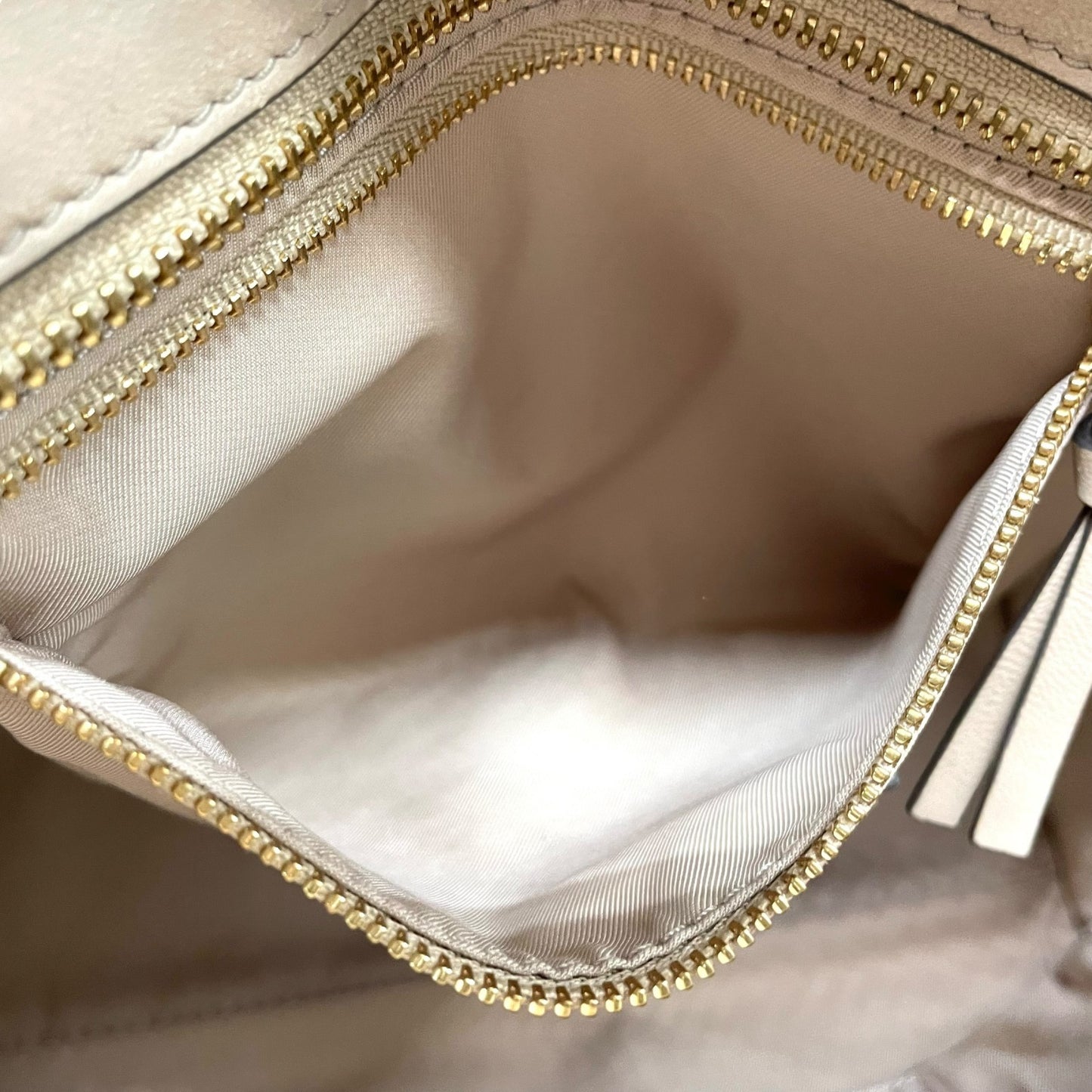 トリーバーチ TORY BURCH レザー トートバッグ チェーンショルダー ベージュ ロゴ エンボス 高級感 E10