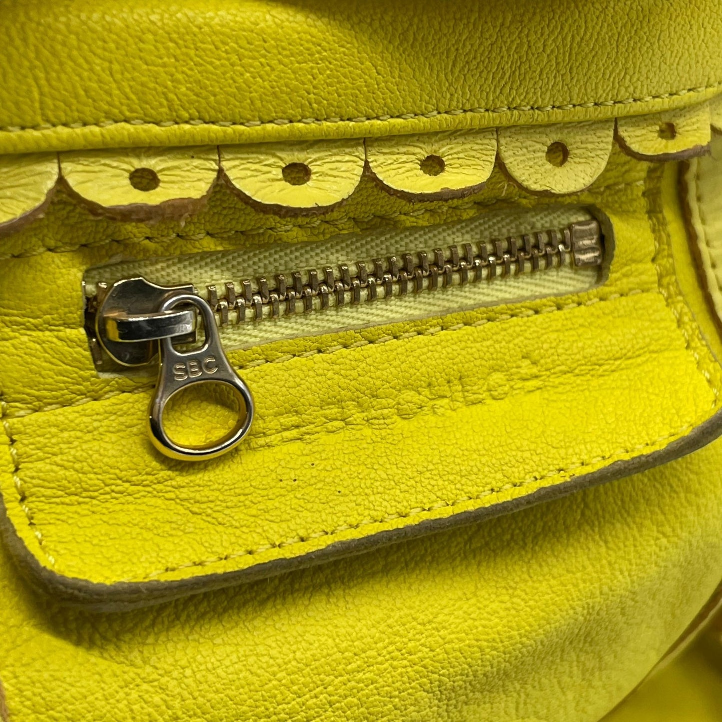 シーバイクロエ SEE BY CHLOE ハンドバッグ トートバッグ 黄色 レモンイエロー レザー ゴールド金具 ロゴ ベルト フリル ファスナー開閉 肩掛け可 レディース U12