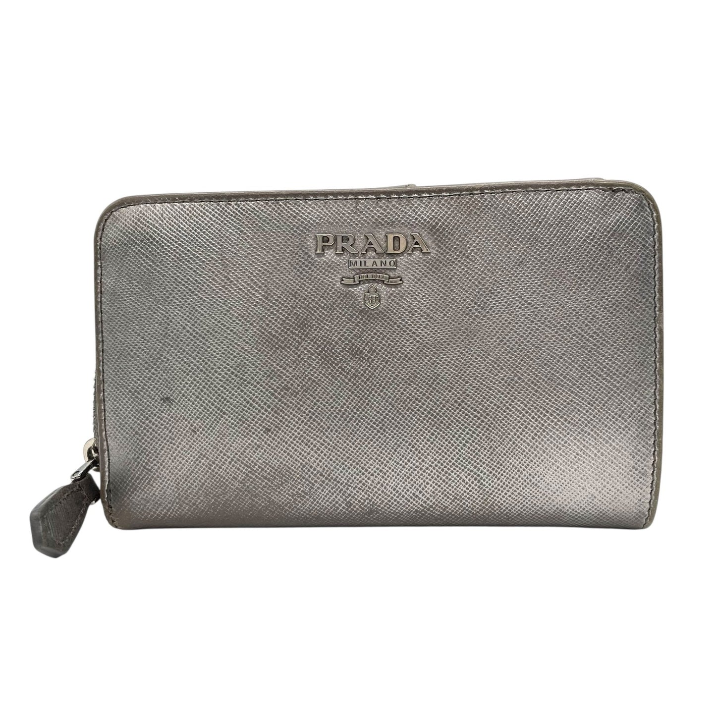 PRADA プラダ 二つ折り財布 コンパクトウォレット メタリックシルバー サフィアーノレザー ロゴ シルバー金具 L字ファスナー レディース W3