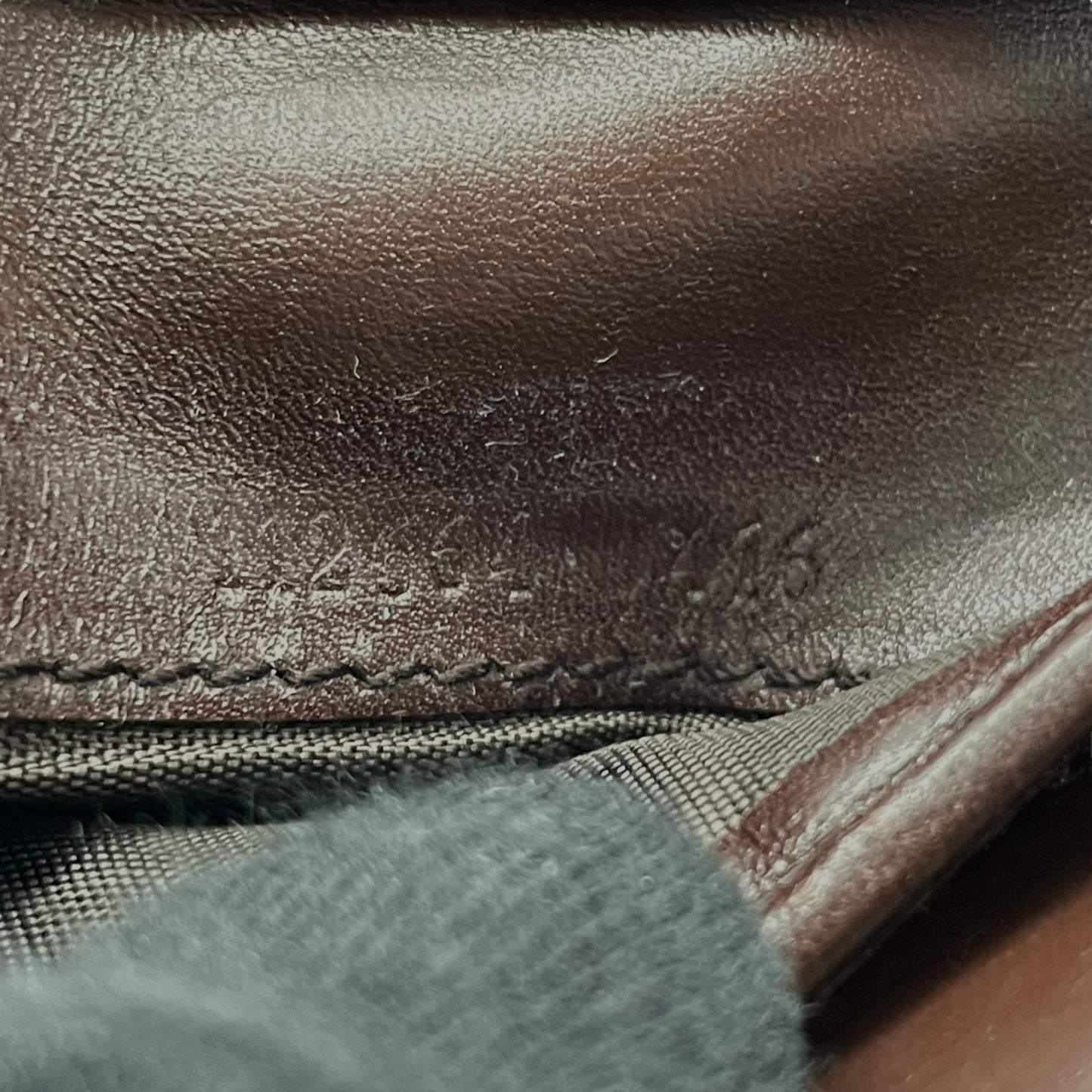 GUCCI グッチ グッチシマ 二つ折り財布 コンパクトウォレット GG柄 型押し レザー ブラウン ゴールド金具 プレートロゴ ヴィンテージ レディース M2