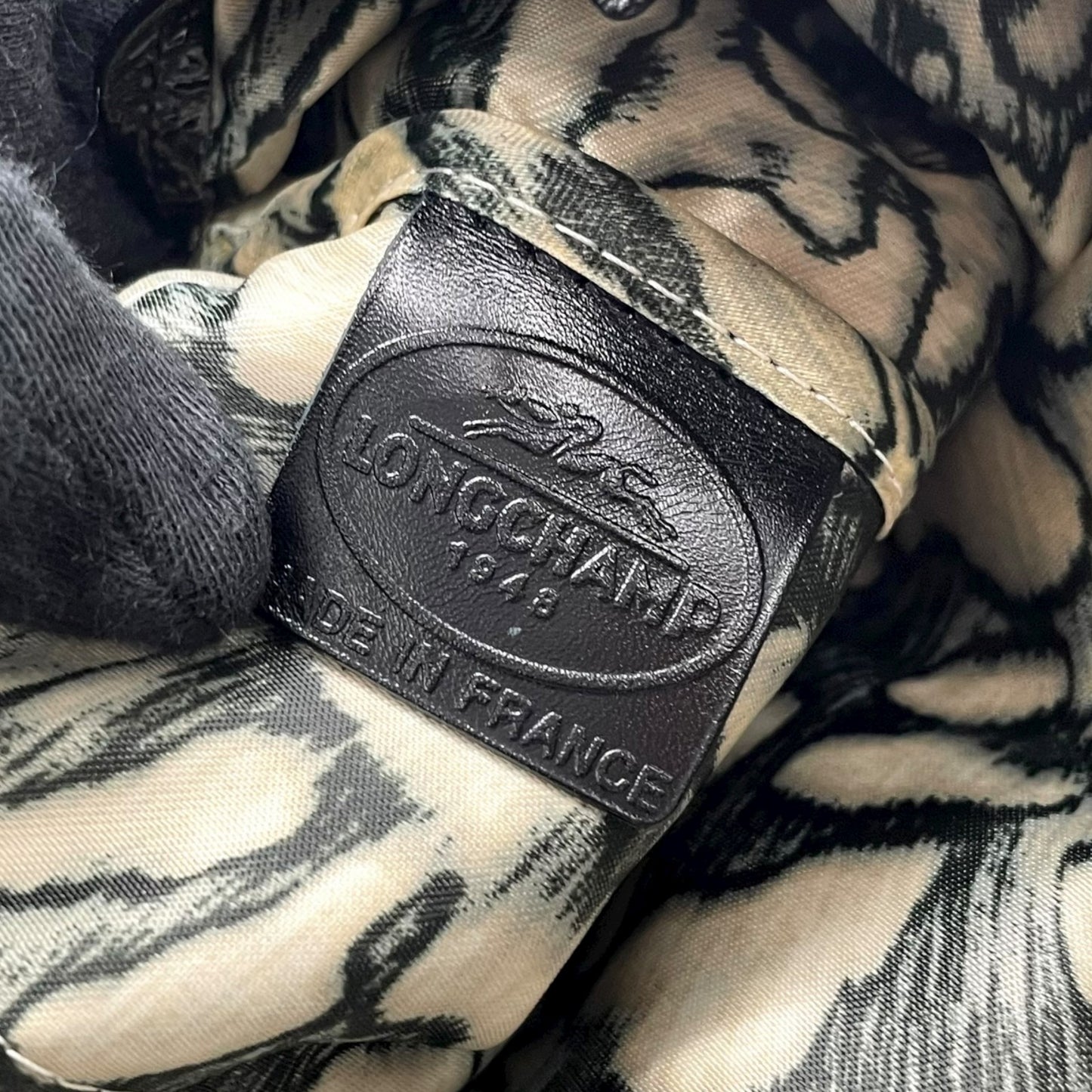 LONGCHAMP ロンシャン パテントレザー ハンドバッグ ブラック シルバー金具 エンボスホース ロゴ入り フロントジップ フランス製 A5